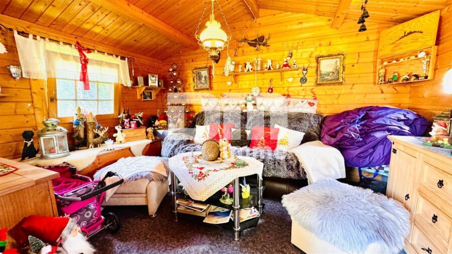 Teilsaniertes Einfamilienhaus mit Anbauten + Nebengebäude auf 1.600 m² Traumgartengrundstück - Gartenhaus 2 Innebereich